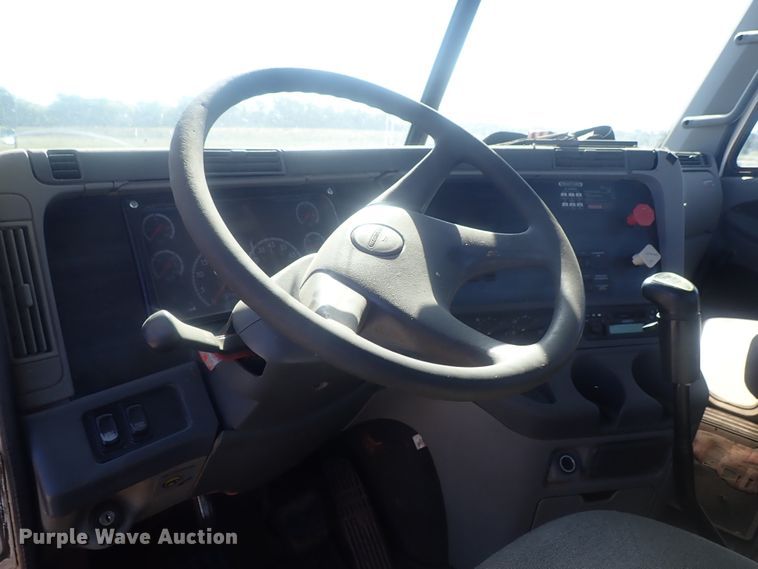 image for item DC1474 2004 Freightliner Columbia  semi truck