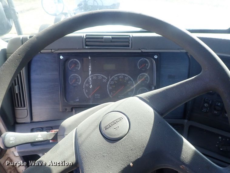 image for item DC1474 2004 Freightliner Columbia  semi truck