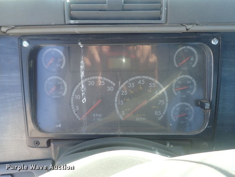 image for item DC1474 2004 Freightliner Columbia  semi truck