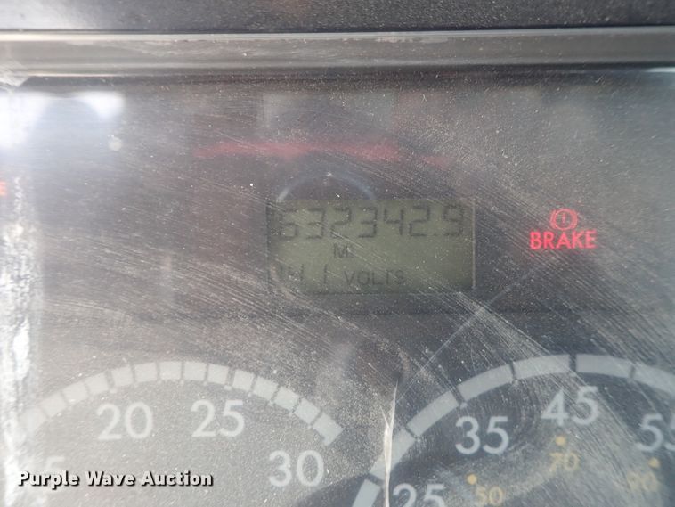 image for item DC1474 2004 Freightliner Columbia  semi truck