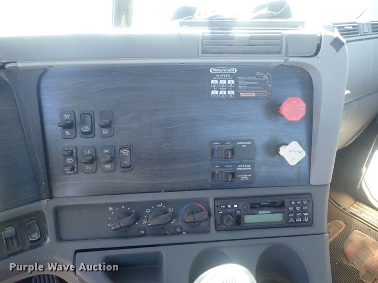 image for item DC1474 2004 Freightliner Columbia  semi truck