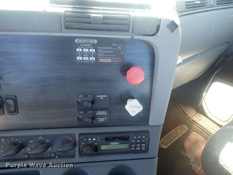 image for item DC1474 2004 Freightliner Columbia  semi truck