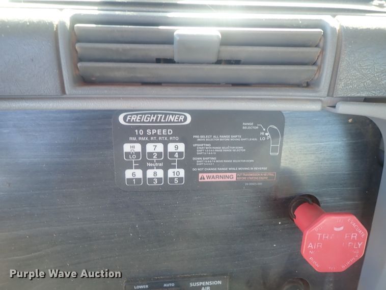 image for item DC1474 2004 Freightliner Columbia  semi truck