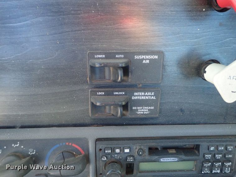 image for item DC1474 2004 Freightliner Columbia  semi truck