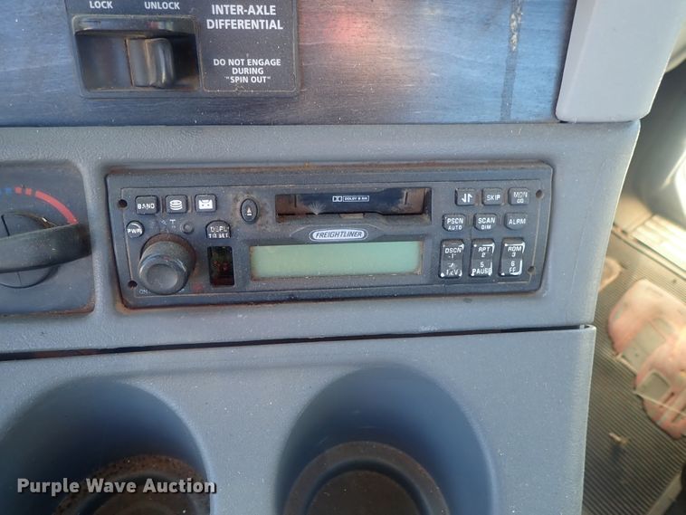 image for item DC1474 2004 Freightliner Columbia  semi truck