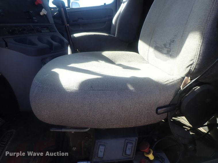 image for item DC1474 2004 Freightliner Columbia  semi truck