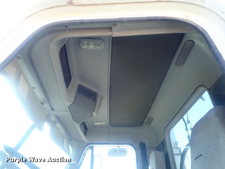 image for item DC1474 2004 Freightliner Columbia  semi truck