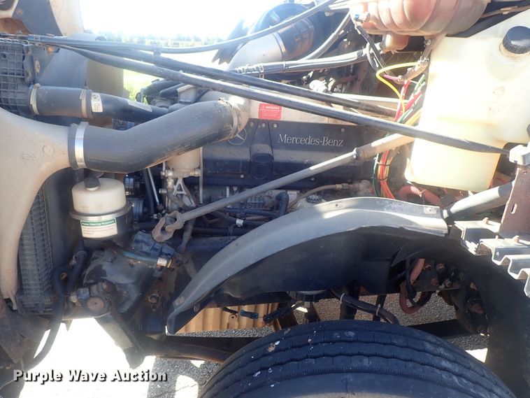 image for item DC1474 2004 Freightliner Columbia  semi truck