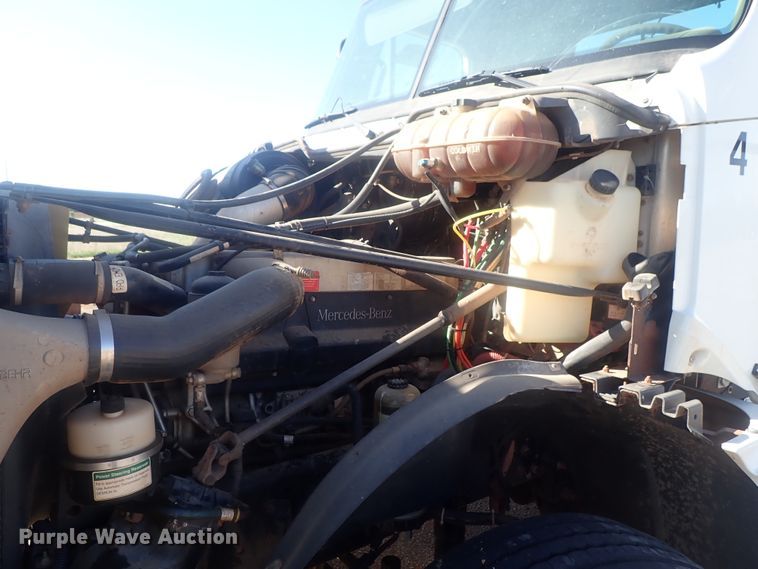 image for item DC1474 2004 Freightliner Columbia  semi truck