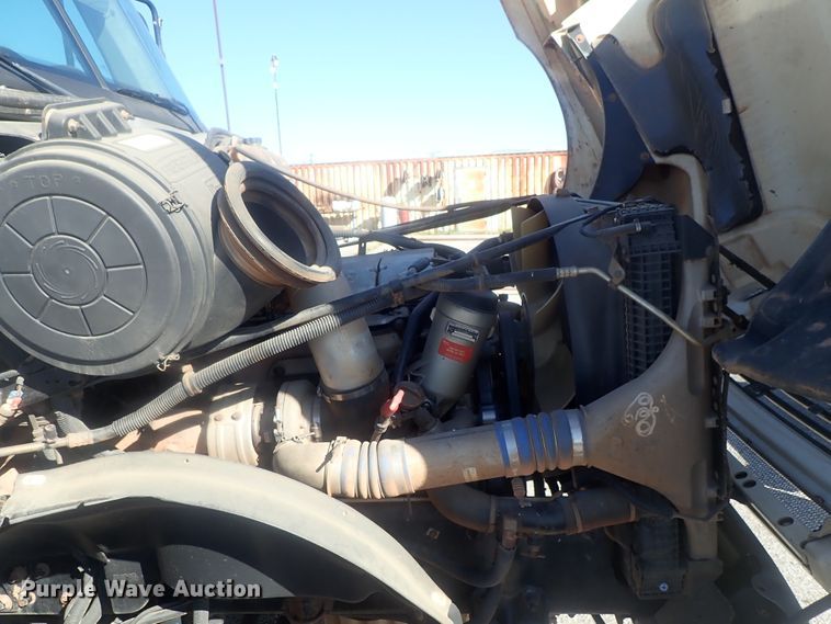 image for item DC1474 2004 Freightliner Columbia  semi truck