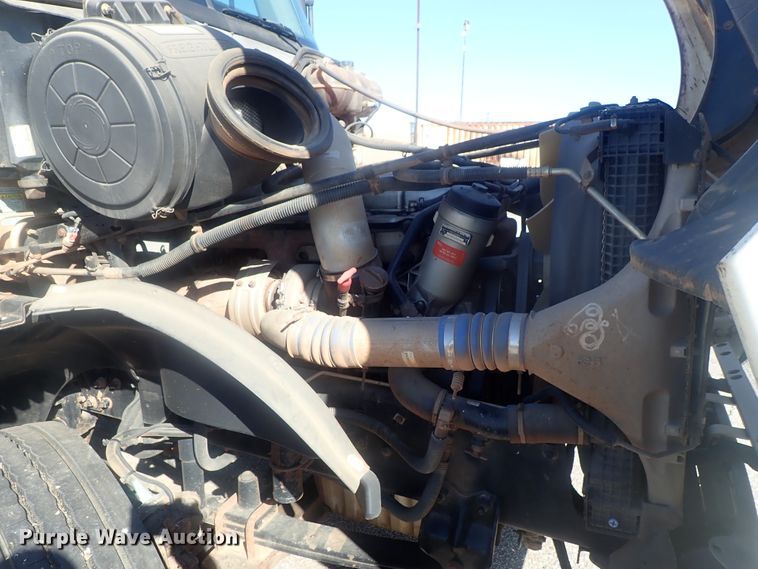 image for item DC1474 2004 Freightliner Columbia  semi truck