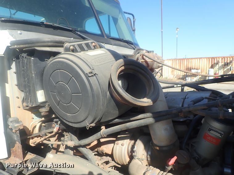 image for item DC1474 2004 Freightliner Columbia  semi truck