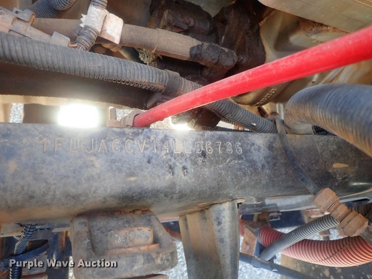 image for item DC1474 2004 Freightliner Columbia  semi truck