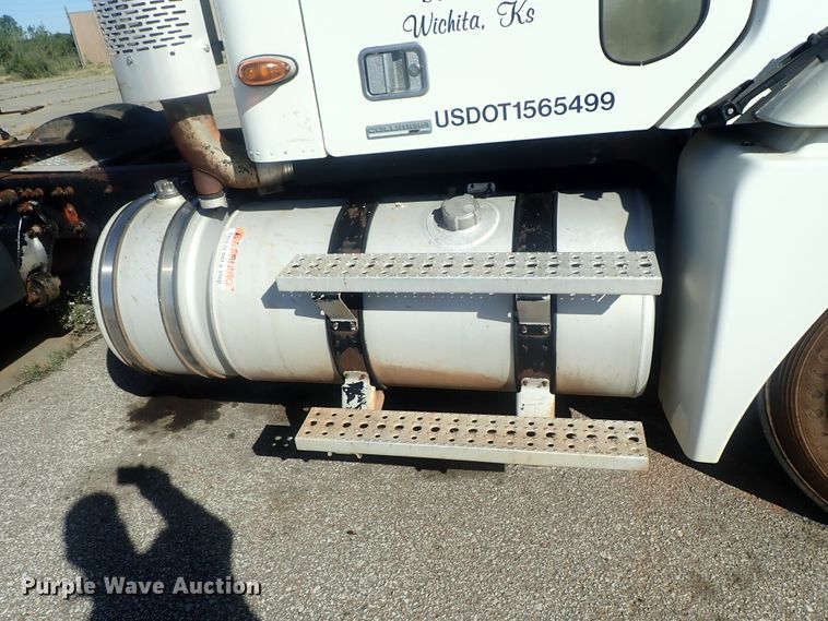 image for item DC1474 2004 Freightliner Columbia  semi truck