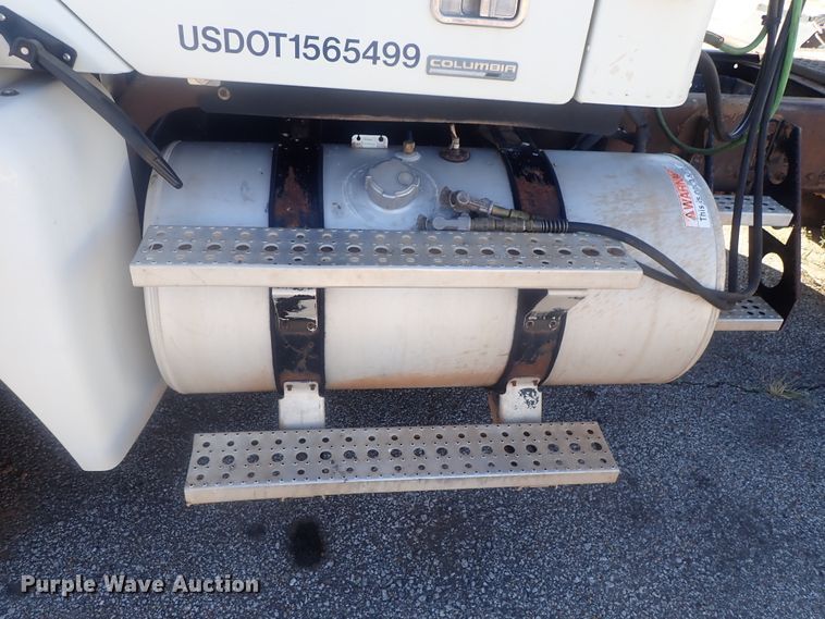 image for item DC1474 2004 Freightliner Columbia  semi truck