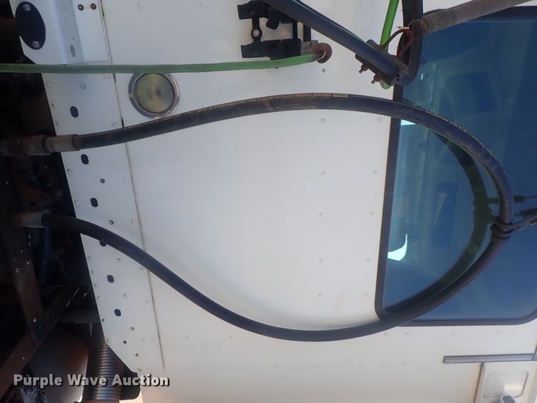 image for item DC1474 2004 Freightliner Columbia  semi truck