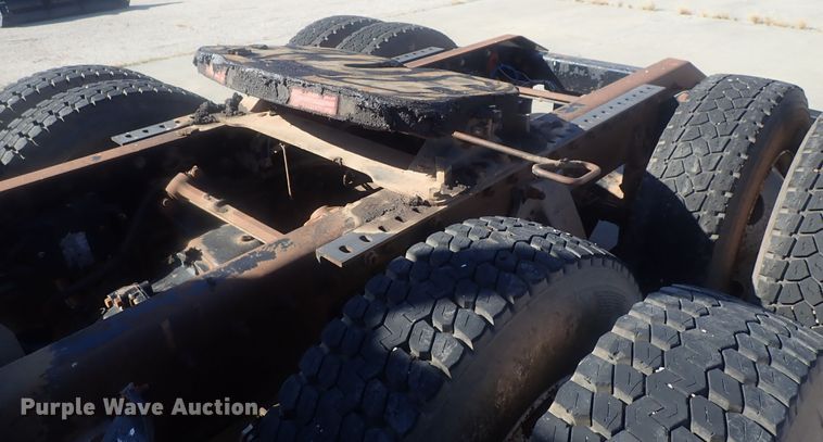 image for item DC1474 2004 Freightliner Columbia  semi truck