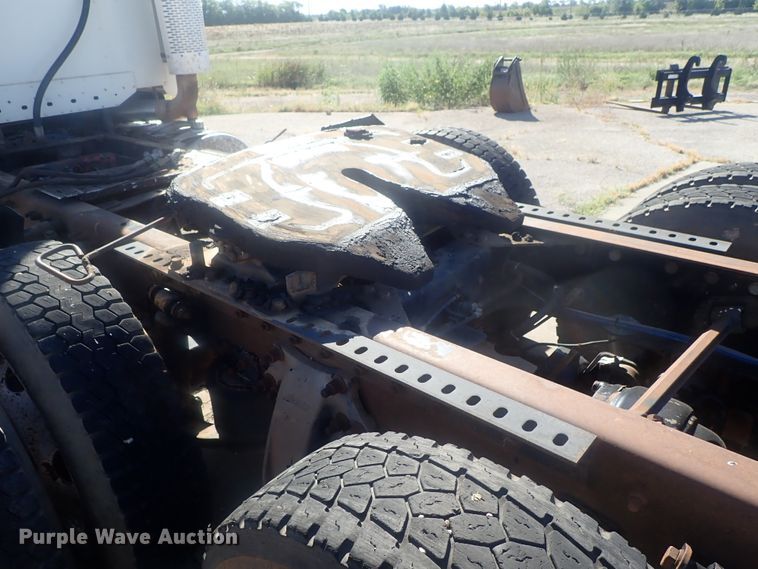 image for item DC1474 2004 Freightliner Columbia  semi truck