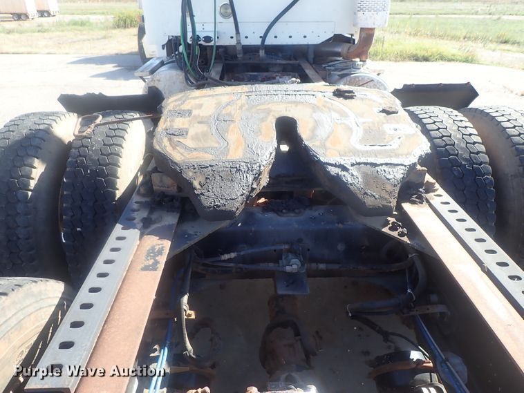 image for item DC1474 2004 Freightliner Columbia  semi truck