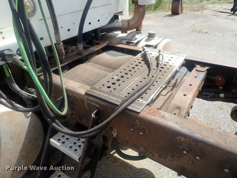 image for item DC1474 2004 Freightliner Columbia  semi truck