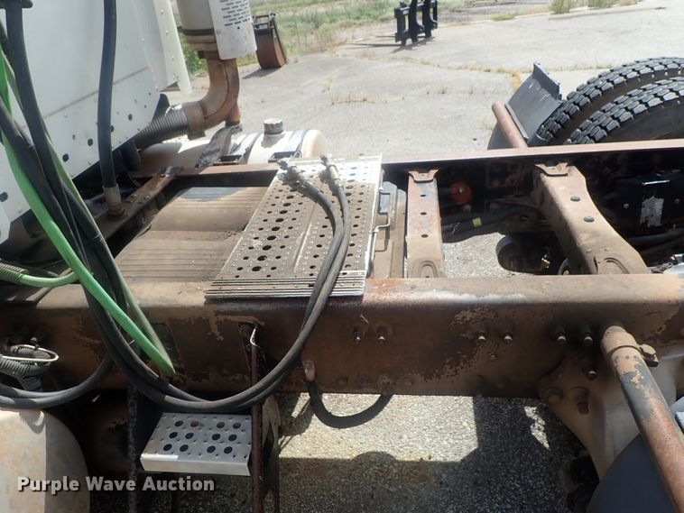 image for item DC1474 2004 Freightliner Columbia  semi truck