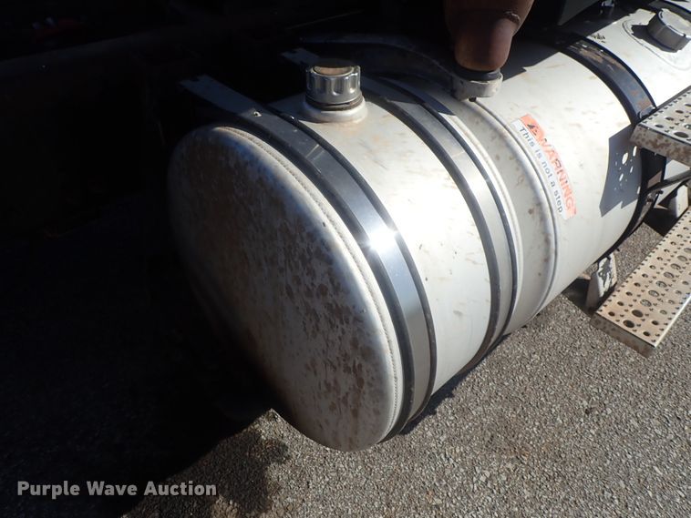 image for item DC1474 2004 Freightliner Columbia  semi truck