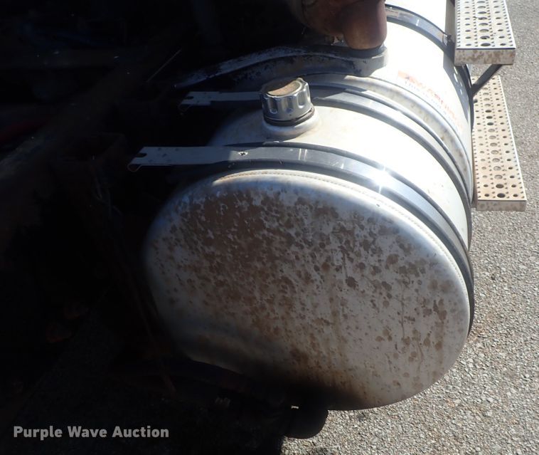 image for item DC1474 2004 Freightliner Columbia  semi truck