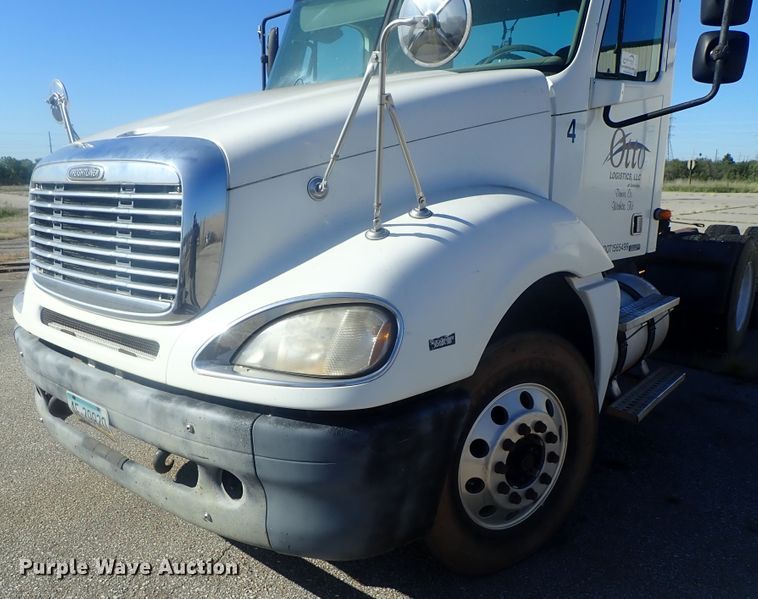 image for item DC1474 2004 Freightliner Columbia  semi truck