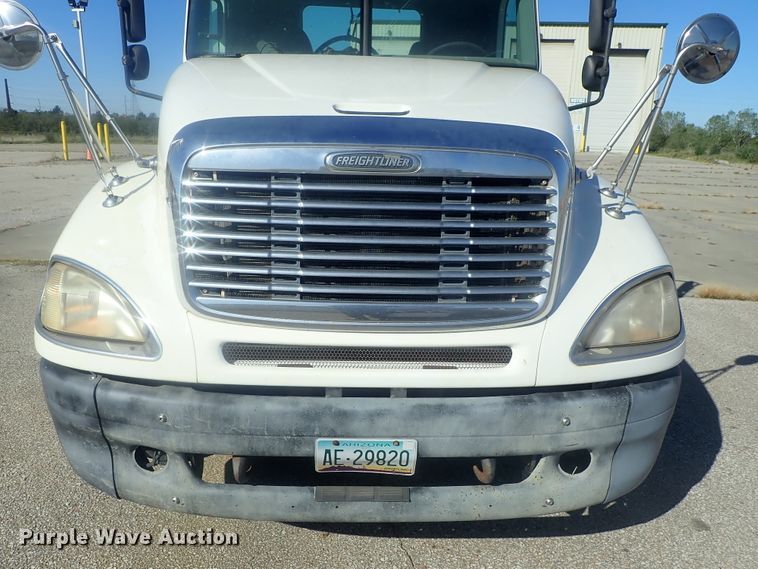 image for item DC1474 2004 Freightliner Columbia  semi truck