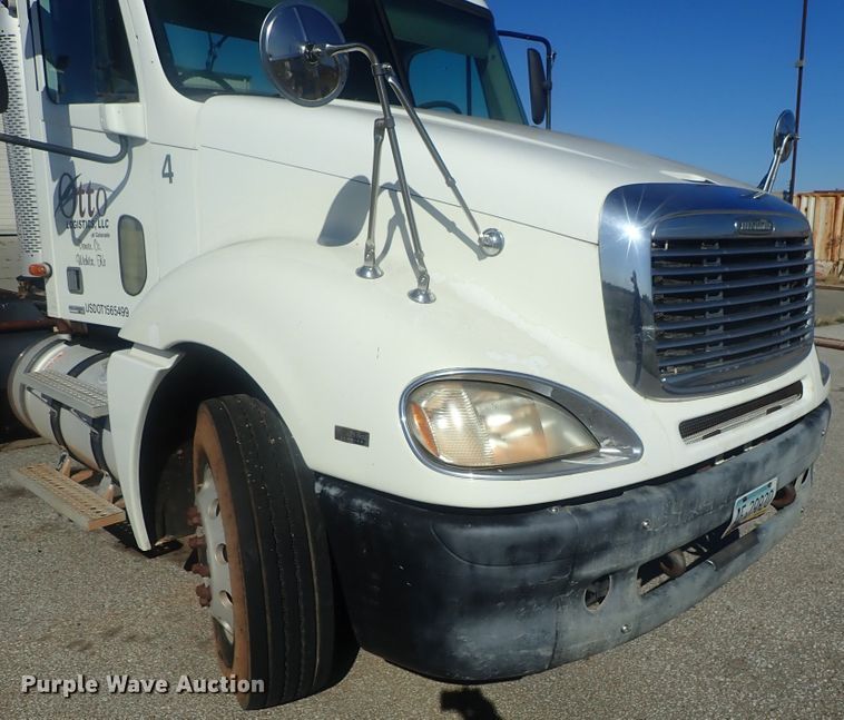 image for item DC1474 2004 Freightliner Columbia  semi truck