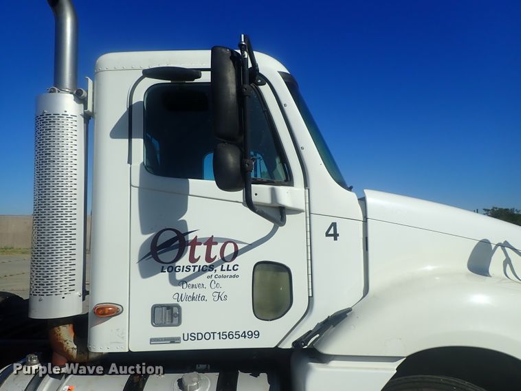 image for item DC1474 2004 Freightliner Columbia  semi truck