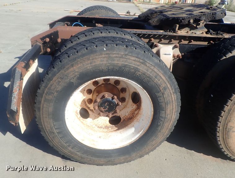 image for item DC1474 2004 Freightliner Columbia  semi truck