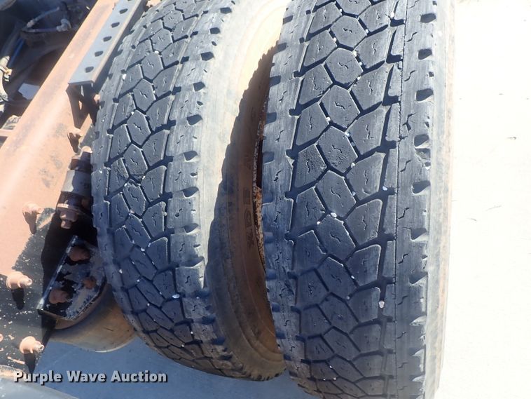 image for item DC1474 2004 Freightliner Columbia  semi truck