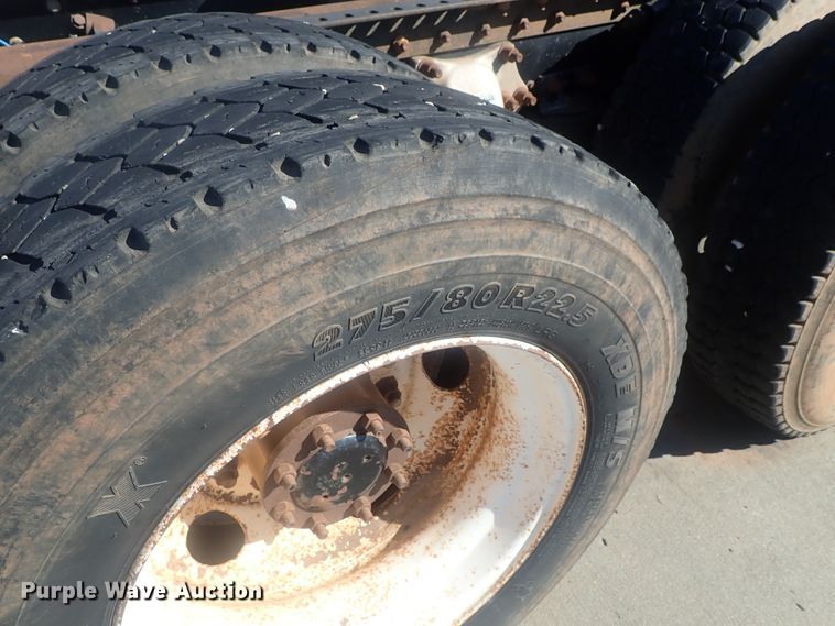 image for item DC1474 2004 Freightliner Columbia  semi truck