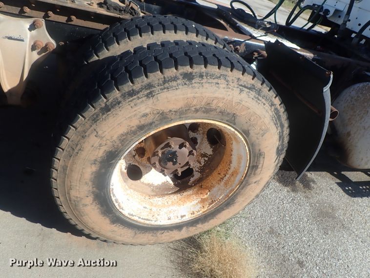 image for item DC1474 2004 Freightliner Columbia  semi truck