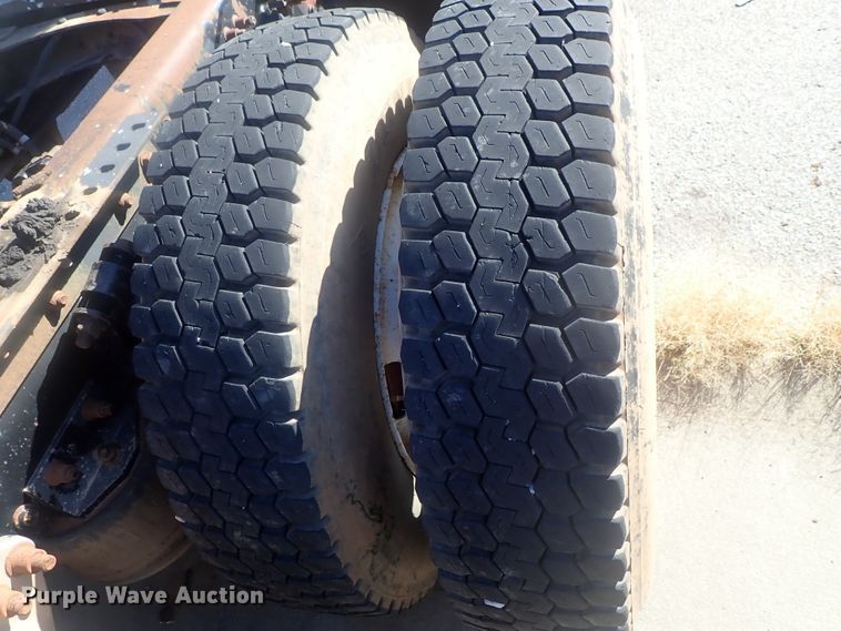 image for item DC1474 2004 Freightliner Columbia  semi truck