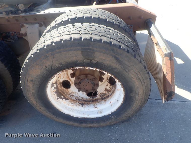 image for item DC1474 2004 Freightliner Columbia  semi truck