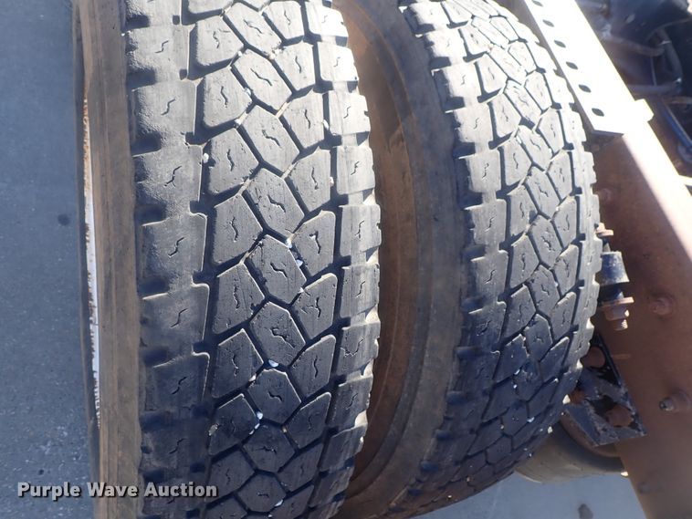 image for item DC1474 2004 Freightliner Columbia  semi truck