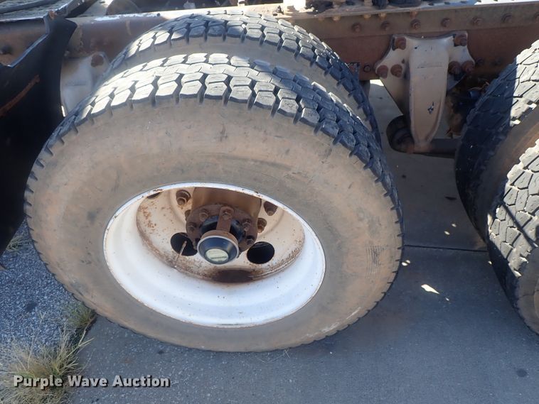 image for item DC1474 2004 Freightliner Columbia  semi truck