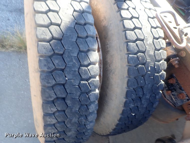 image for item DC1474 2004 Freightliner Columbia  semi truck