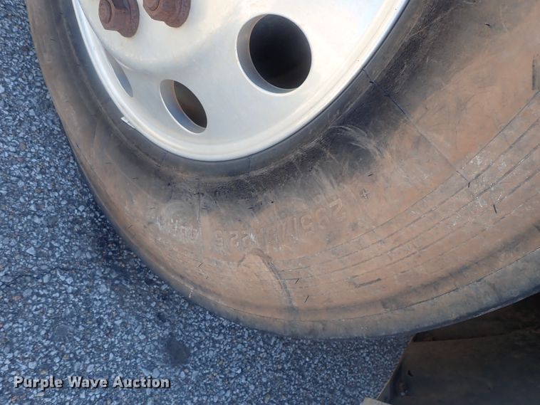 image for item DC1474 2004 Freightliner Columbia  semi truck