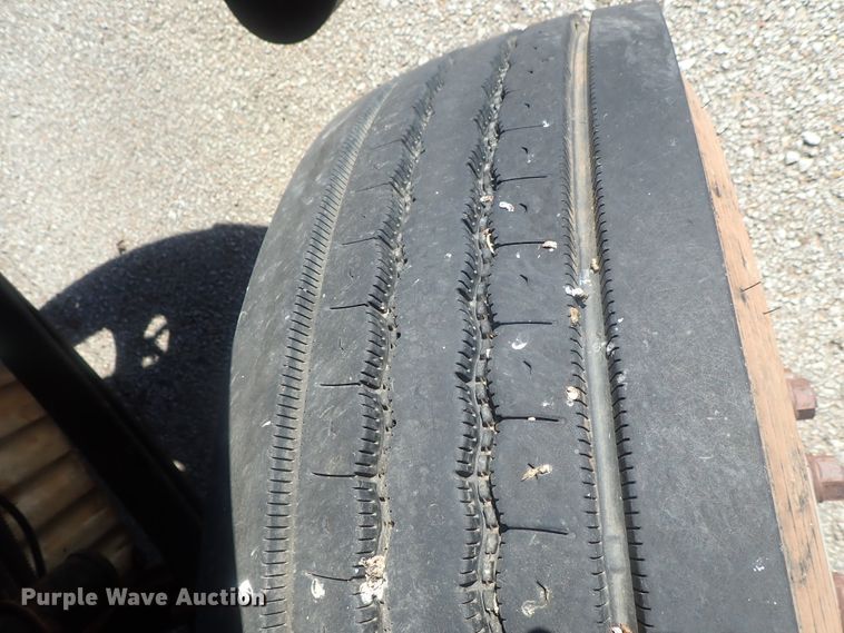 image for item DC1474 2004 Freightliner Columbia  semi truck