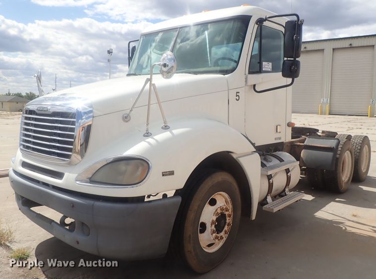 image for item DC1475 2003 Freightliner Columbia  semi truck