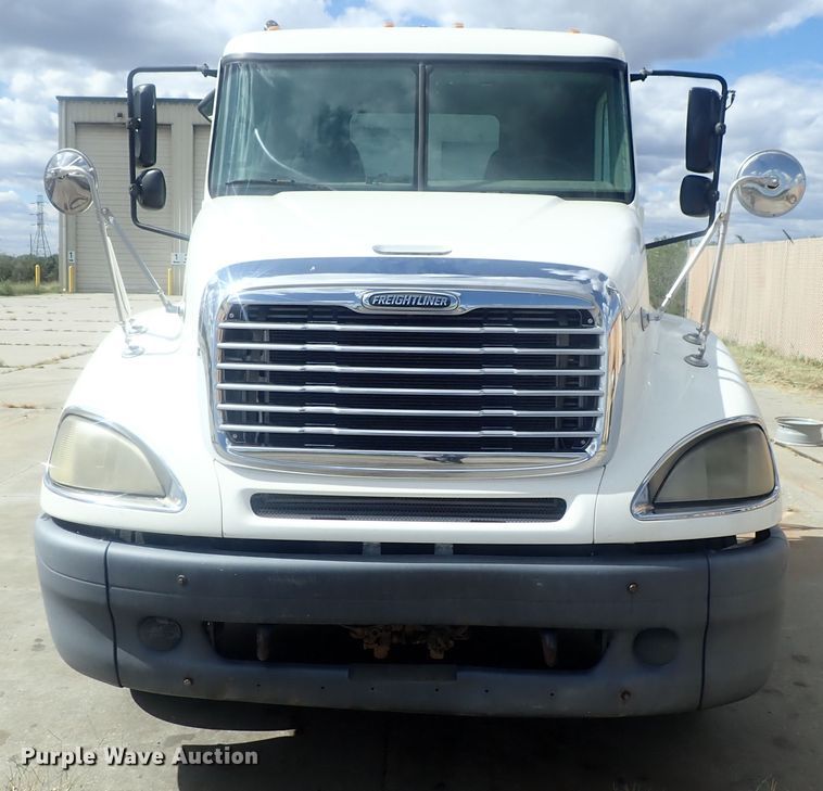 image for item DC1475 2003 Freightliner Columbia  semi truck