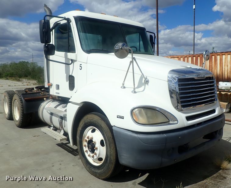 image for item DC1475 2003 Freightliner Columbia  semi truck