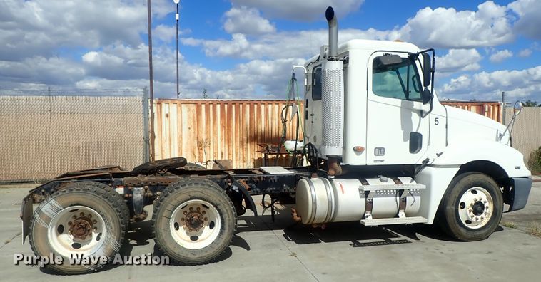 image for item DC1475 2003 Freightliner Columbia  semi truck