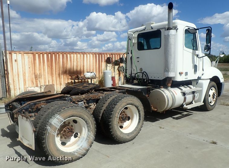 image for item DC1475 2003 Freightliner Columbia  semi truck