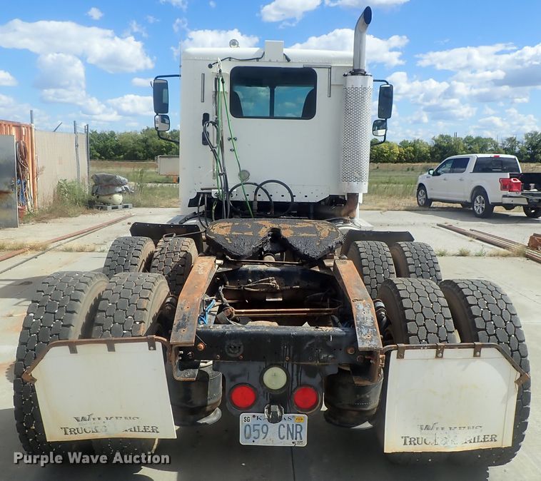 image for item DC1475 2003 Freightliner Columbia  semi truck