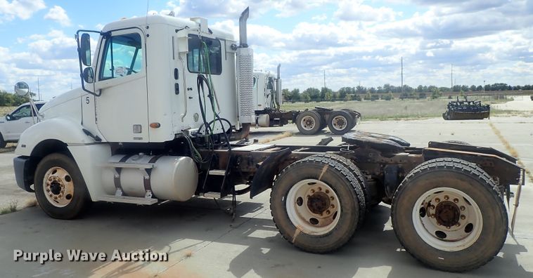 image for item DC1475 2003 Freightliner Columbia  semi truck
