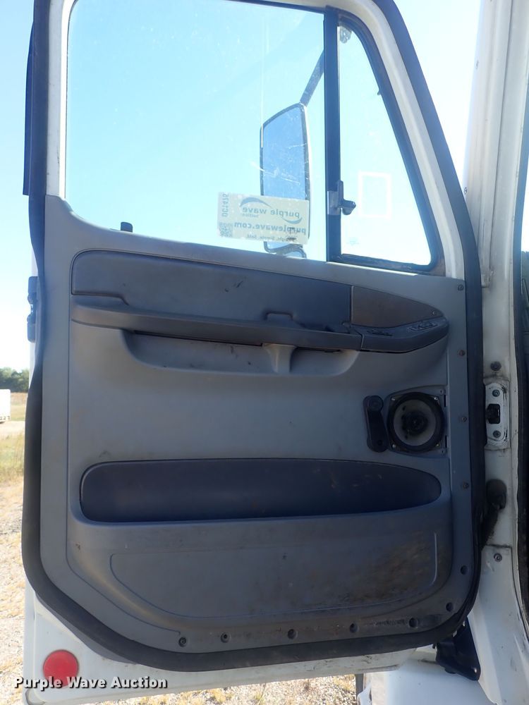 image for item DC1475 2003 Freightliner Columbia  semi truck